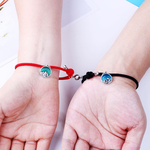 A pair of student handmade oil-woven friendship bracelets for long-distance lovers, representing magnetic attraction and solemn vows, direct sale gift.