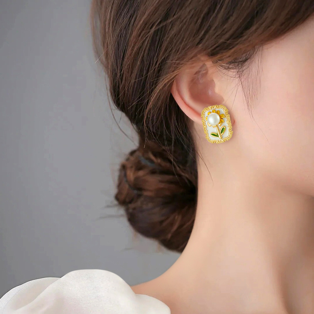 Pendientes de flor de girasol de perla con incrustaciones retro de estilo de lujo ligero Pendientes de aceite de goteo de esmalte pintado de estilo de marea nacional al por mayor transfronterizo