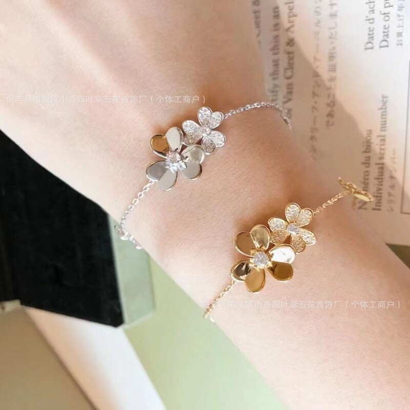 V Gold Clover Petal Bracelet Plated with 18K Full Diamonds, Smooth Surface, Three-Leaf Clover, Five-Flower Single Flower, Ins-Style Floral Niche Jewelry
