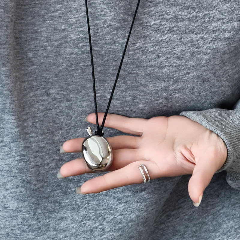 Collana lunga con ciondolo a forma di boccetta profumo in pelle_voghion.com