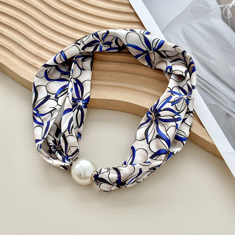 Bufandas de seda para mujeres 2025 nueva alta sensación de decoración bufandas de cuello collar de perlas cadena clavícula bufandas de seda de absorción al por mayor