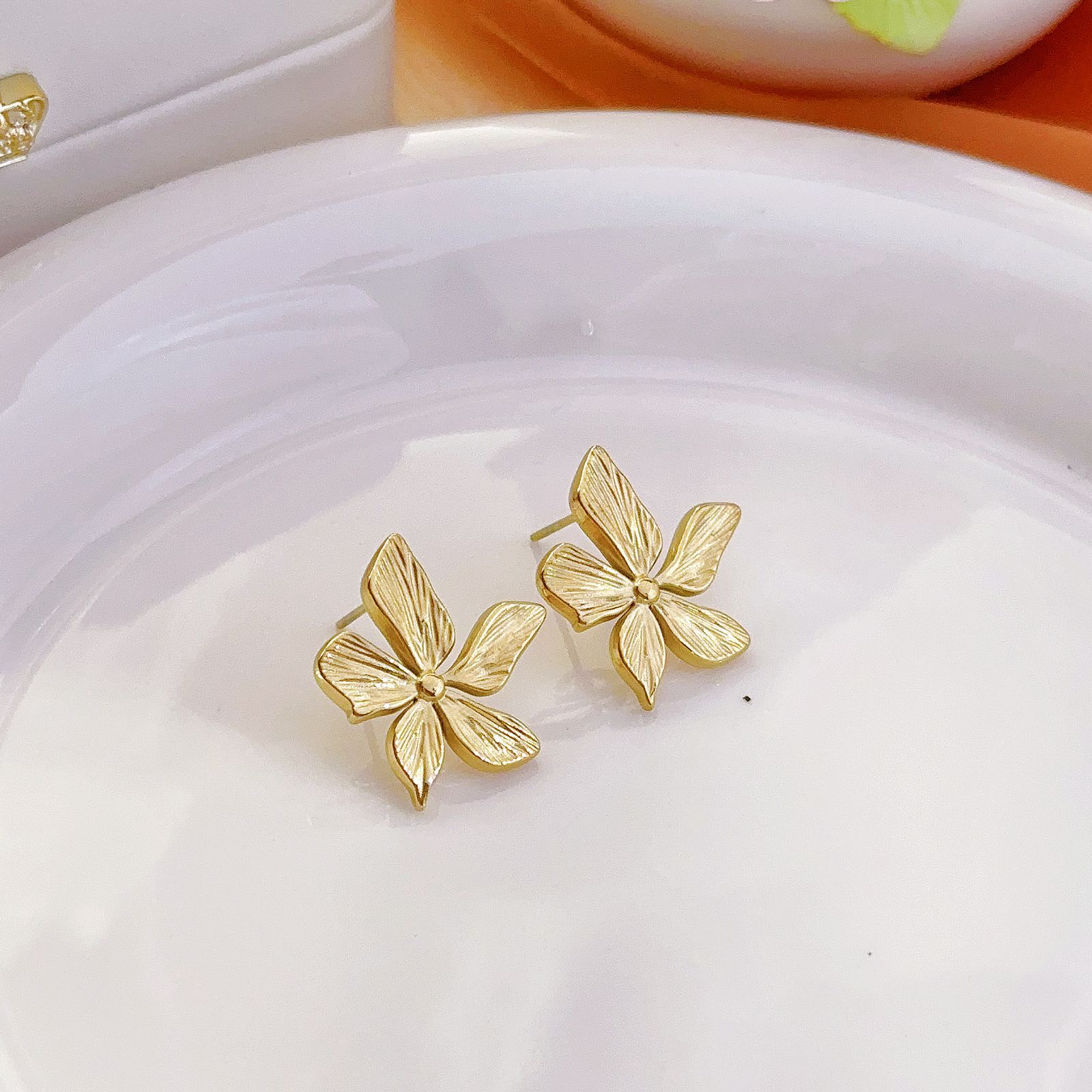 Pétalos INS viento comercio electrónico transfronterizo estilo caliente pendientes pendientes retro 18 quilates oro titanio textura pétalos pendientes joyería femenina