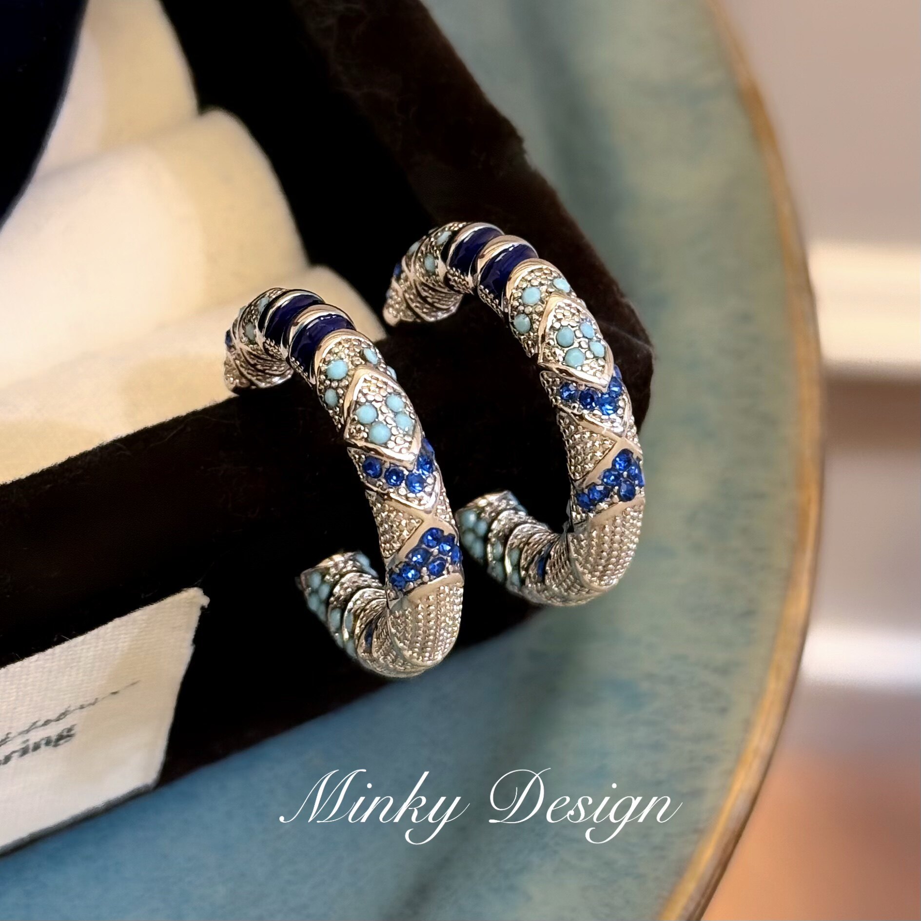 Retro estilo circón estriado hueco estilo aretes de lujo ligero aretes de aretes al por mayor