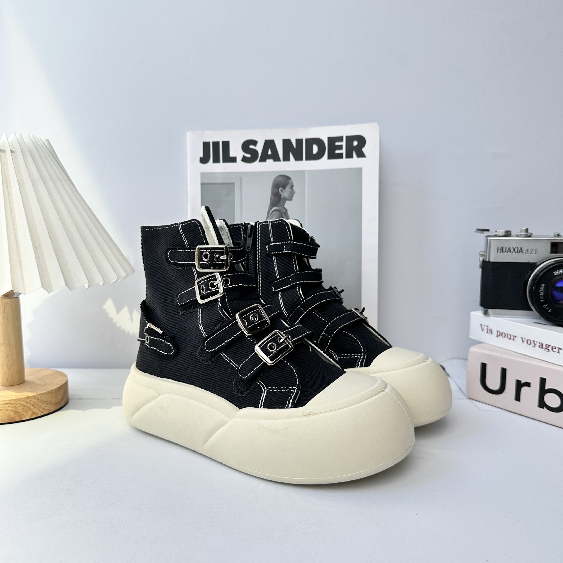 YuanWa, zapatos de lona casuales de suela gruesa para mujeres, 2025 nuevos zapatos de hebilla de primavera y otoño, zapatos blancos de alta altura.