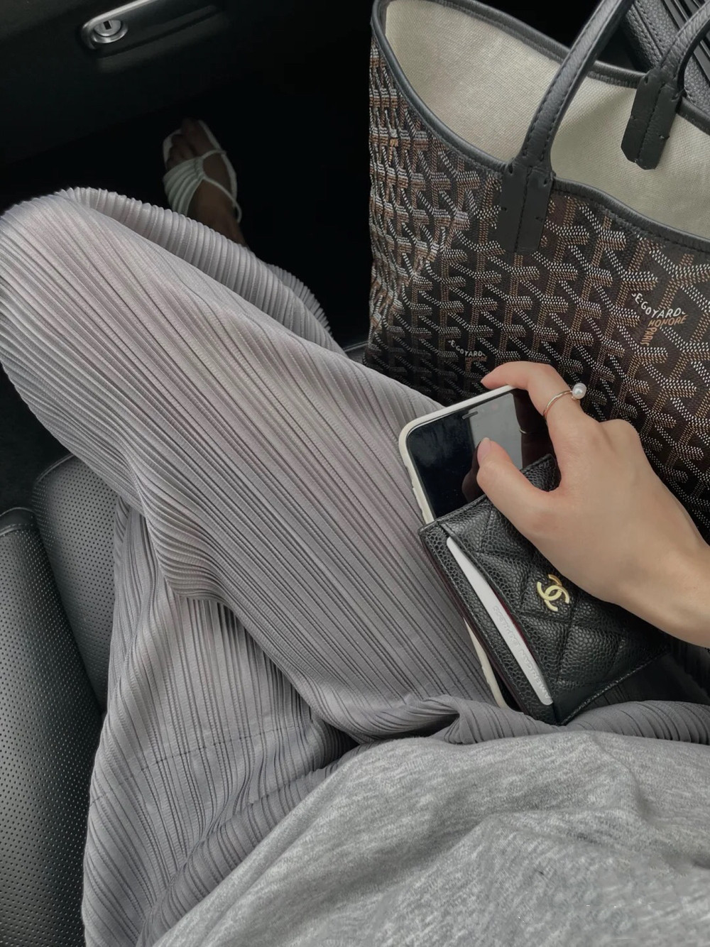 회색
