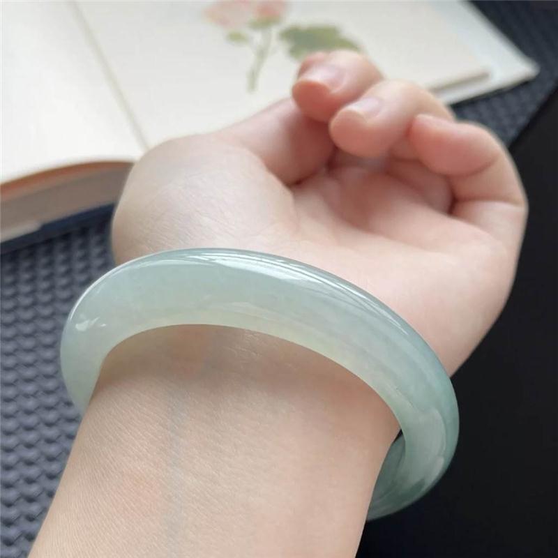 Vòng tay ngọc bích Miến Điện A hàng hoa nổi dạng tròn cổ điển