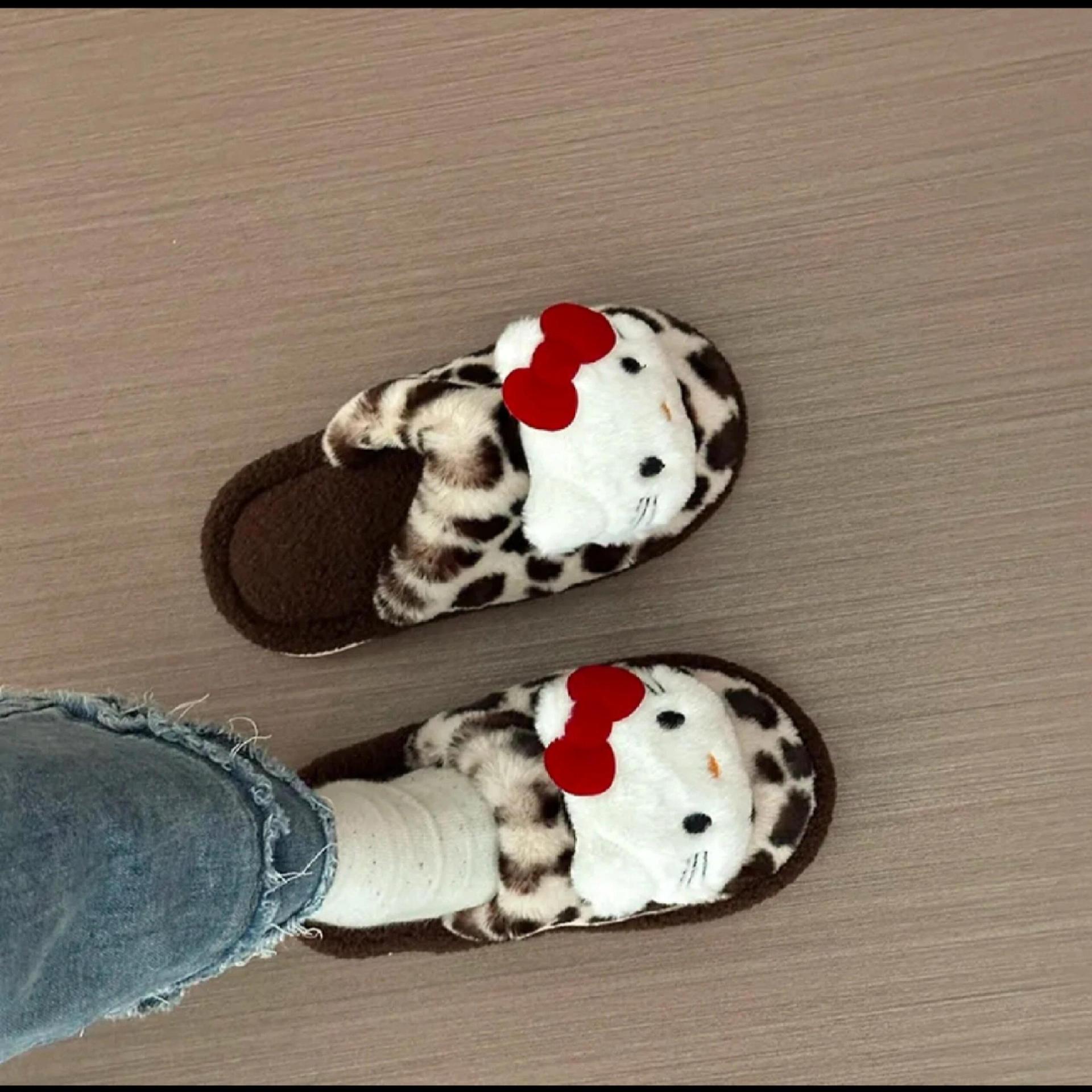 Hello Kitty zapatillas estampadas de leopardo interior de peluche de peluche de invierno anti-deslizante calentamiento al por mayor zapatillas de algodón lindas