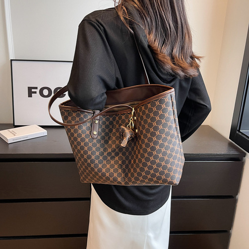 High-end, stylish, versatile handbags for women, 2024 new trendy Internet celebrity shoulder bag, large-capacity tote bag