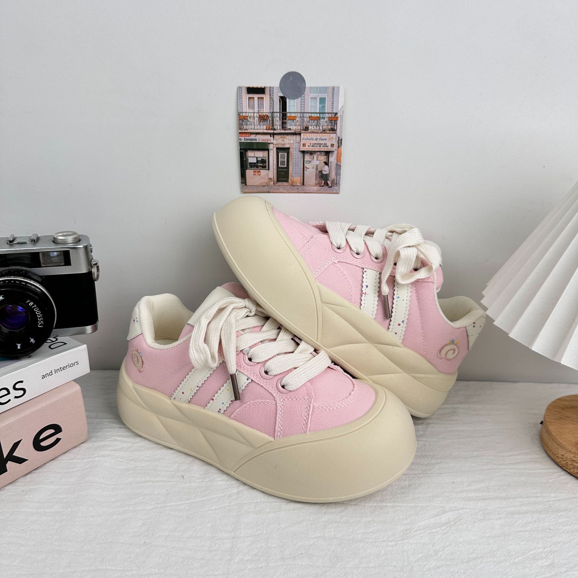 Zapatos de pan chic de onda lejana, zapatillas de nicho de moda, zapatos blancos de nuevo estilo para mujer 2025, zapatos casuales image 9