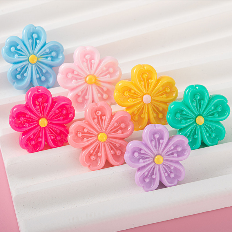 Venta directa de fábrica de cinco pétalos serie flor de cerezo accesorios de resina flor corazón Bud serie fresca crema más parche de horquilla
