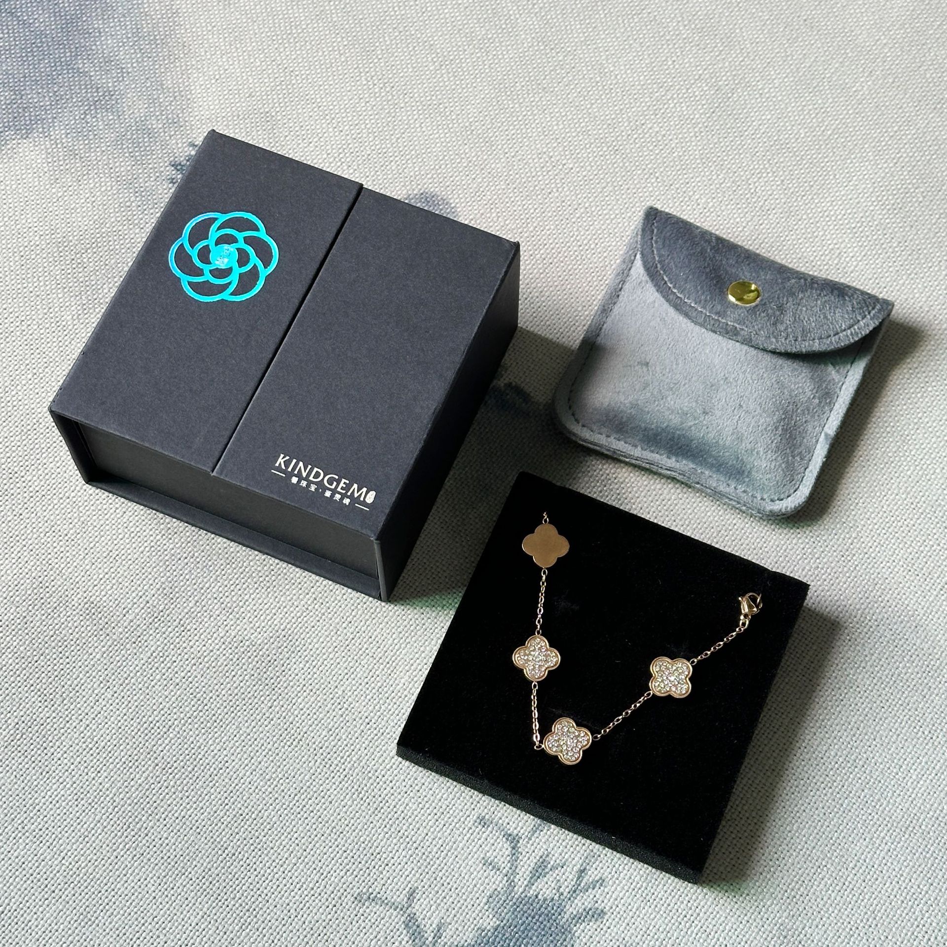 厂家直销创意设计镭射银对开翻盖磁吸收纳项链戒指耳钉首饰包装盒