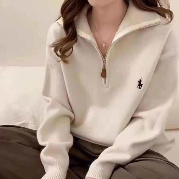 Demi-season sweater with zipper