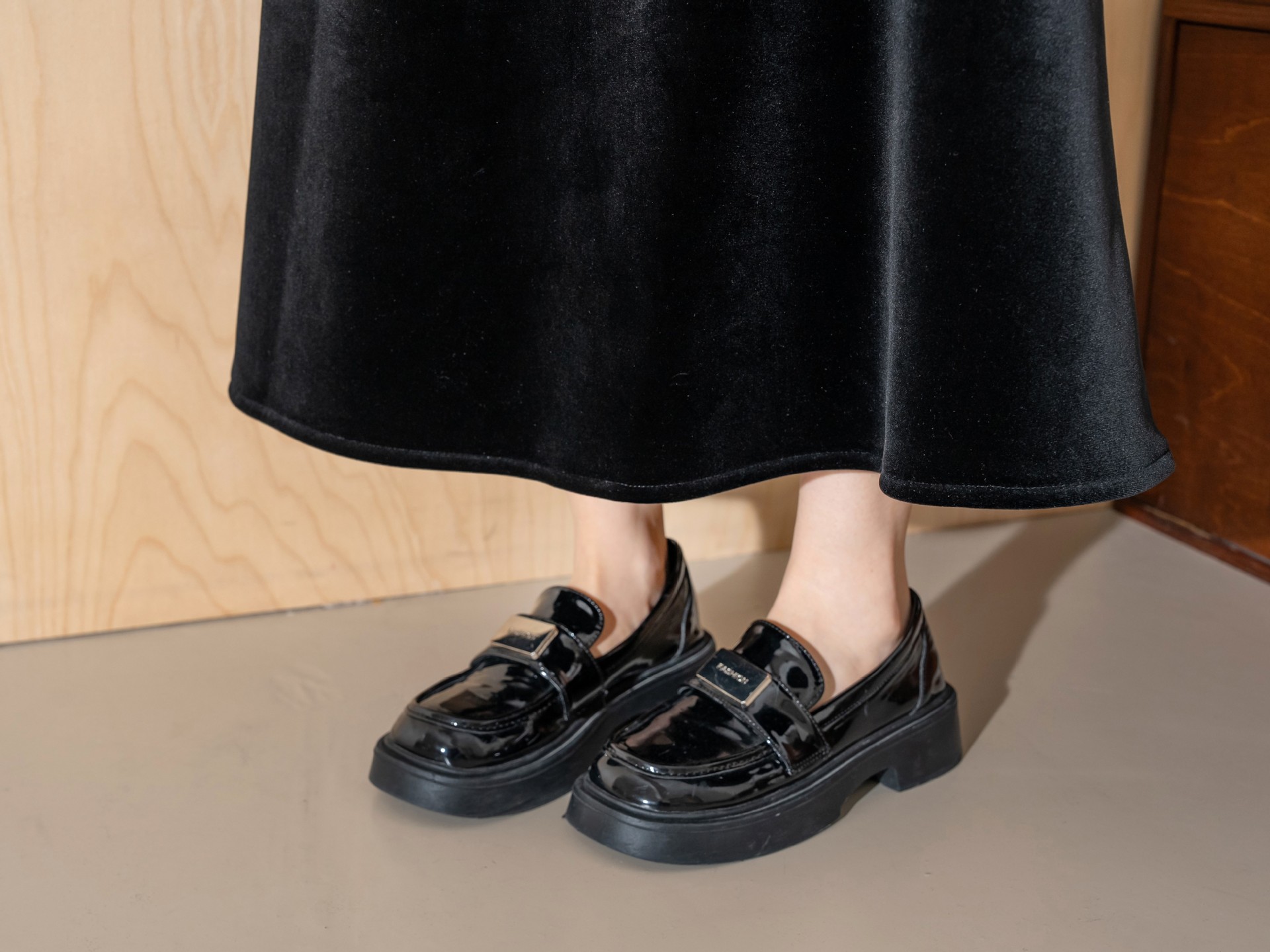 GraceChic 2024 Nuovo abito nero lucido e fluente in stile Hepburn, autunno inverno, gonna midi in pile lungo in velluto a sirena per donna_voghion.com