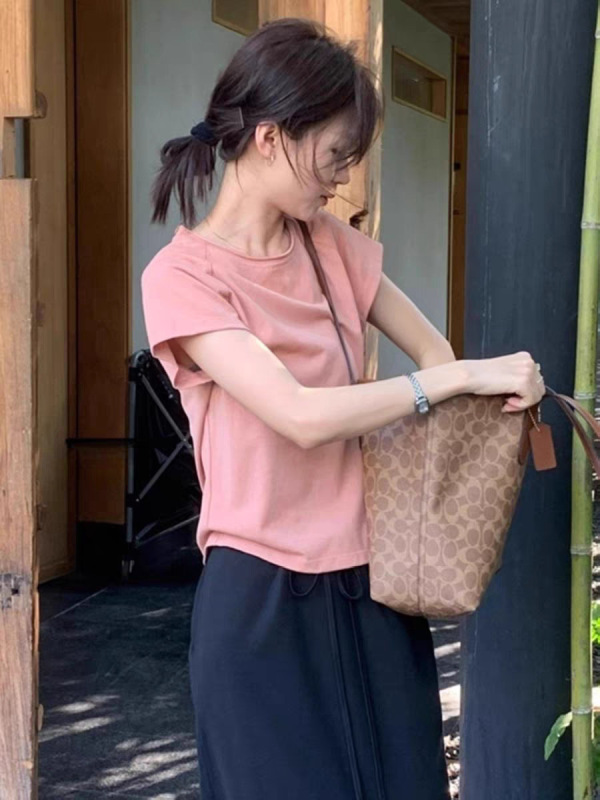 韓国シックでユニークな美しいピンクのTシャツ女性用2025夏の新しいスタイル超見栄えの良い右肩半袖トップ|undefined