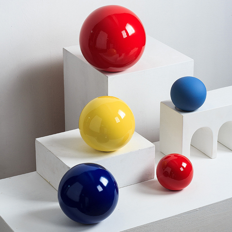 Red spherical decorations for home use for hotel