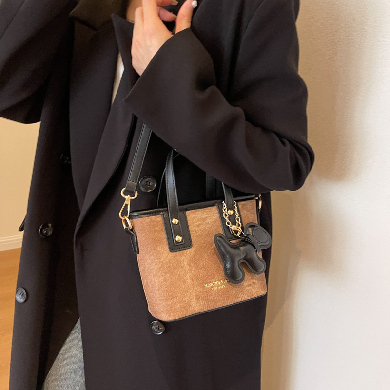 Mochila de alta textura de marea 2024 nuevo estilo versátil retro mochila de hombro de moda portátil bolso de cubo mujer