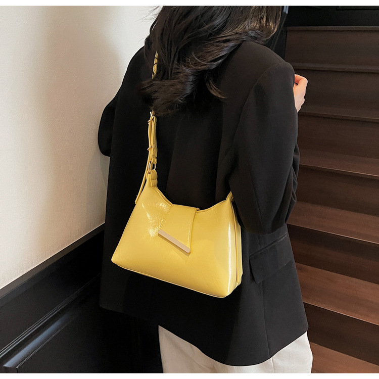 In the summer of 2025, new solid-color underarm bags for women are popular. These are simple and stylish underarm bags, handbags, and candy-colored single-shoulder bags undefined