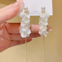 夏の女性向けのフレンチエレガントでロマンチックな花びらタッセルイヤリング、新鮮なセレブスタイル、インターネットセレブと同じトレンディなイヤリング