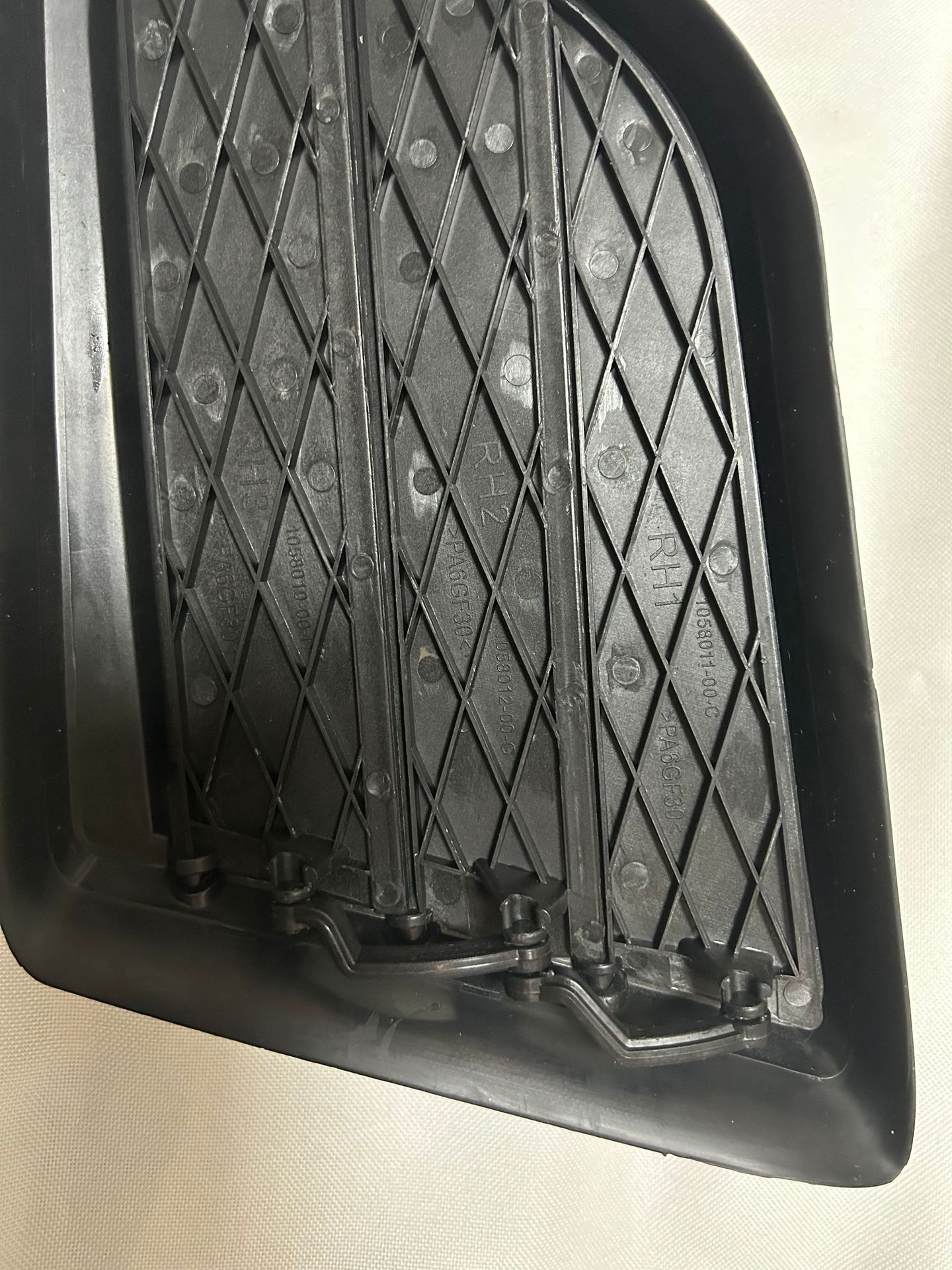 Suitable for Tesla accessories ModelS brand new front fog lamp frame grille 1057851 1058007