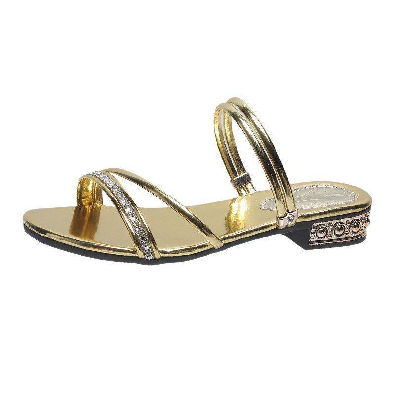 Nuevas madres dos sandalias para mujeres 2024 estilo coreano de estilo exterior para mujeres tacones bajos de tamaño grande con base suave zapatillas de diamante