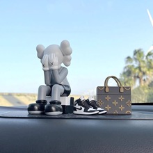 男士汽车专用车载车内饰品摆件创意手提女士包包公仔车上装饰