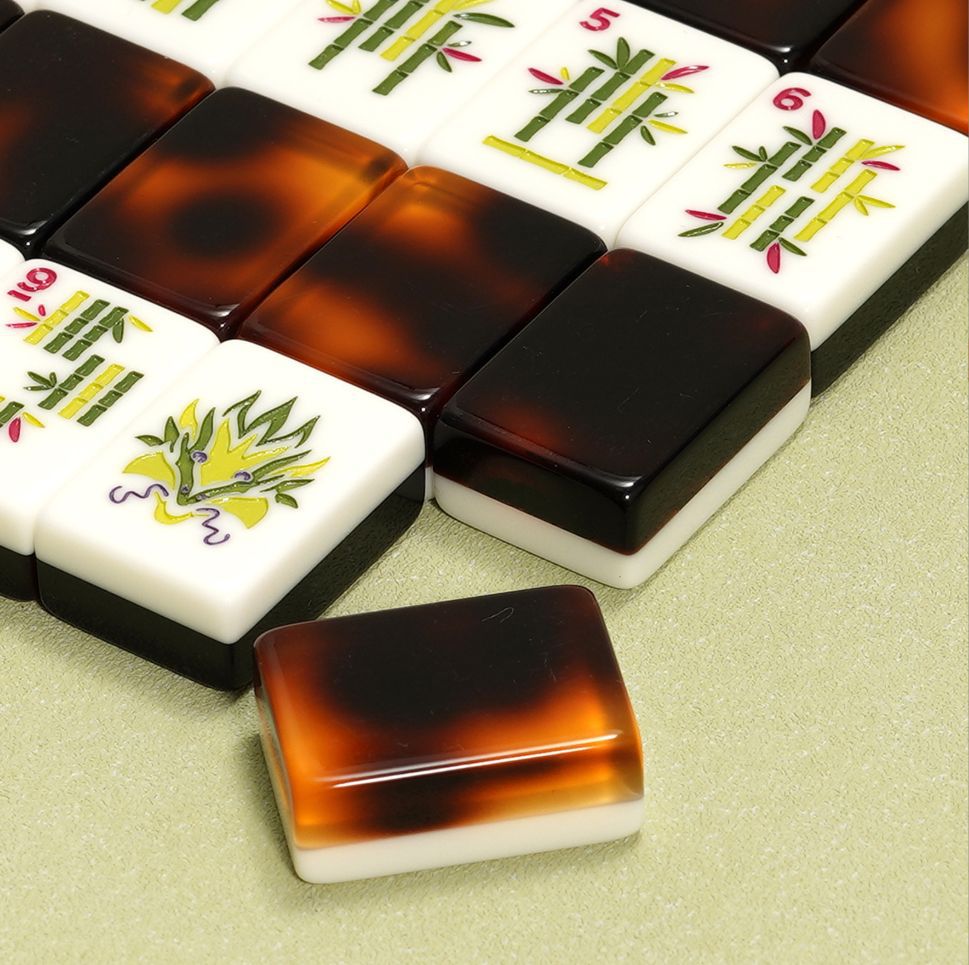 New American-style acrylic mahjong tiles, convenient for hand-held play, mini size, aesthetically pleasing, suitable for home and travel, a popular choice for board games and entertainment, and available for international markets