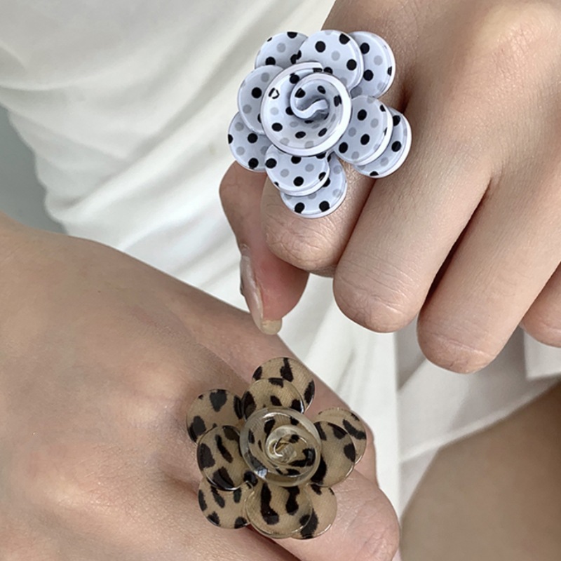 Small design white three dimensional ring