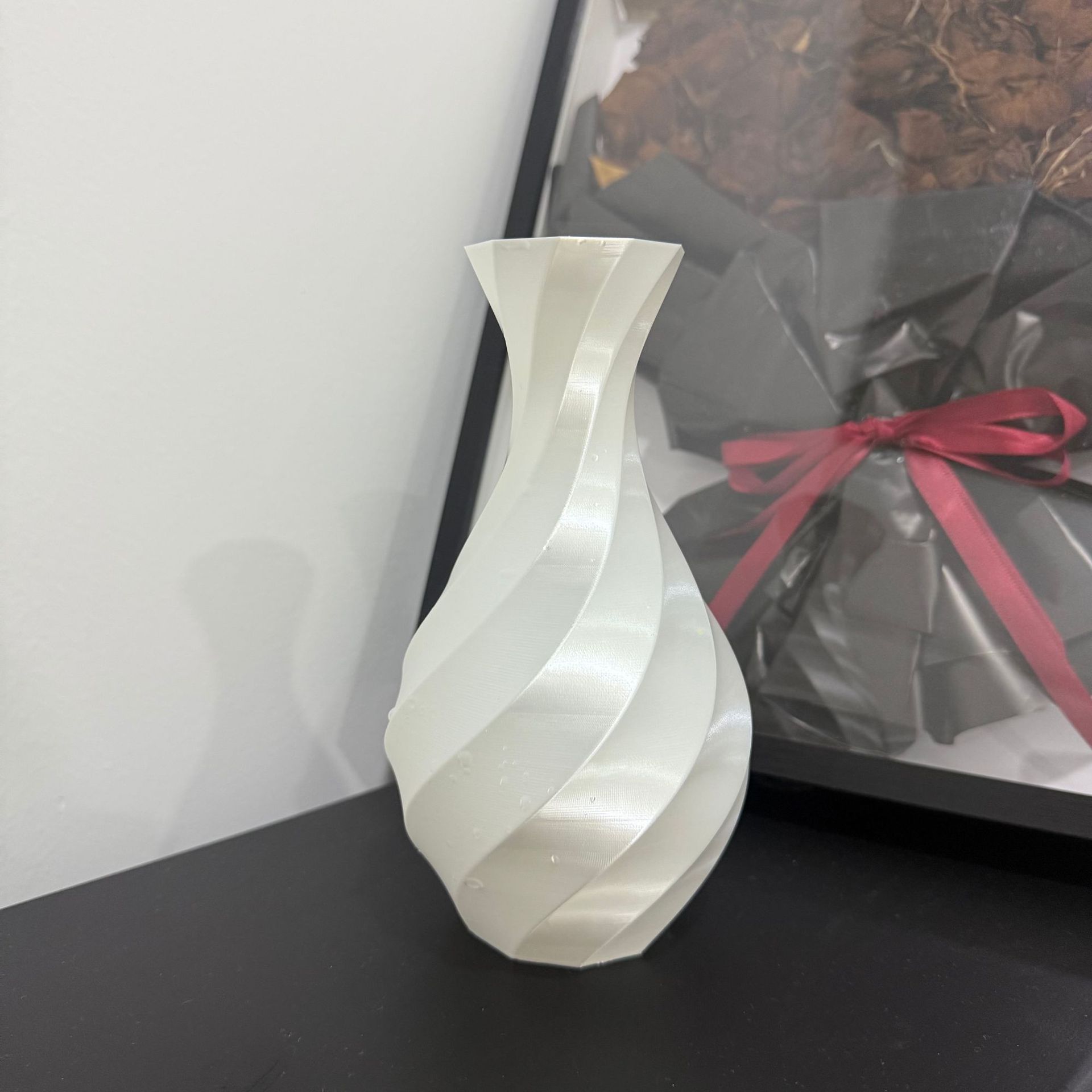 Nuevo arte abstracto jarrón retorcido retrógrado decoración floral ornamentos nórdicos simple inswind impresión 3D lujosa ligera