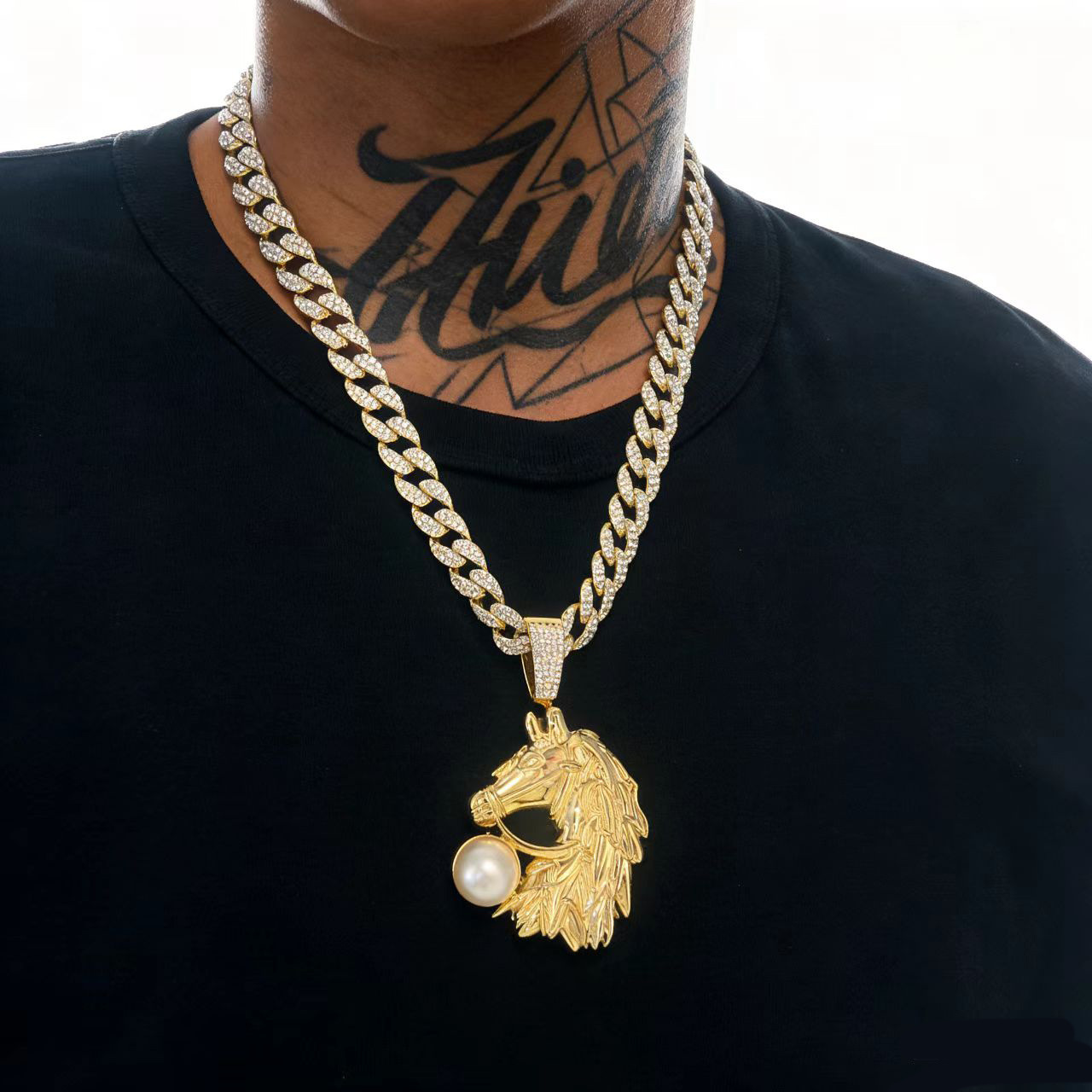 . Cross-border exclusivo para el hip-hop año del caballo colgante de cabeza de caballo collar de diamante completo de la cadena cubana accesorios de perlas joyas de moda masculinas europeas y americanas