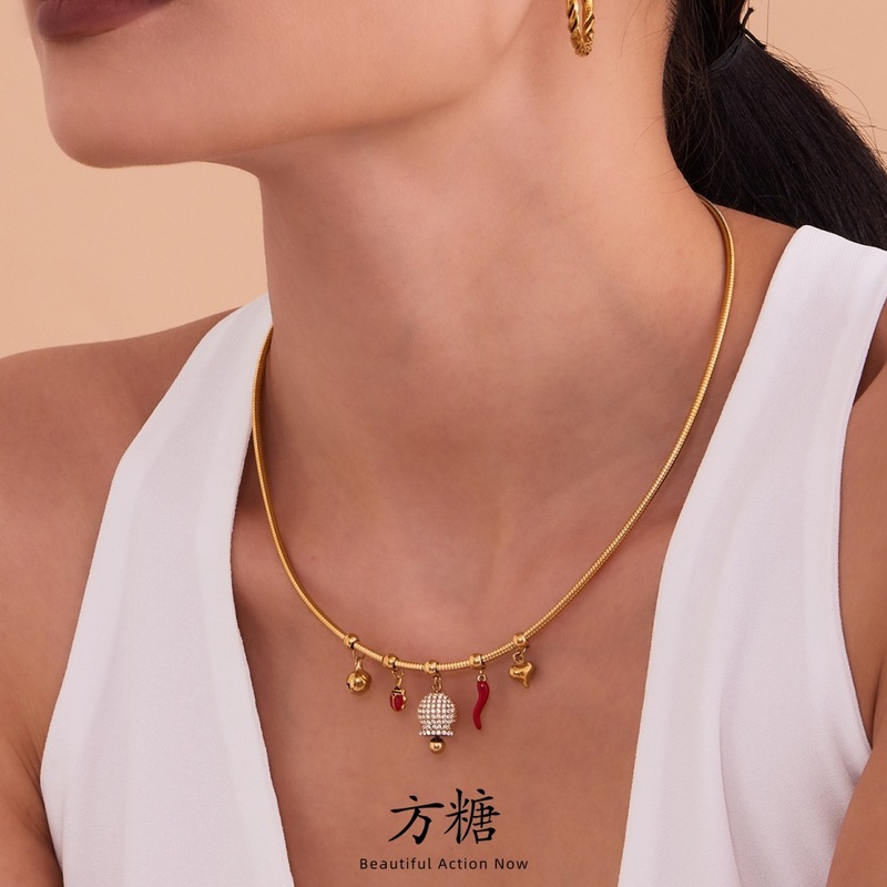 方糖新款欧美滴油辣椒瓢虫不锈钢镀金蜜蜂铃铛锆石吊坠项圈女项饰|undefined