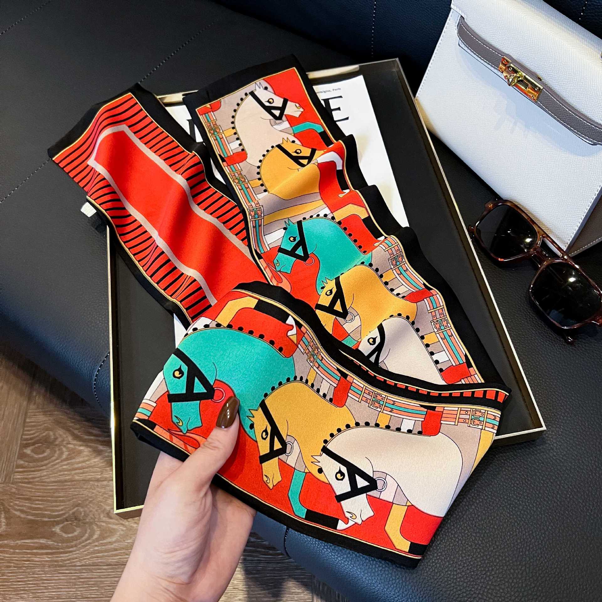 Nueva bufanda de seda pequeña banda larga estrecha para el cabello mujer estilo primavera y otoño moda madre bufanda estilo verano estilo fino serpentina bufanda al por mayor