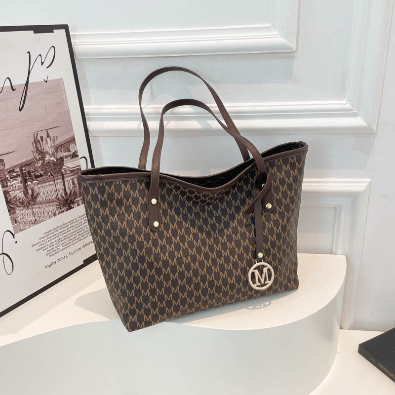 Bolso de moda para viajar bolso de mujer 2025 nueva primavera nicho popular bolso de hombro de gran capacidad bolso de mano