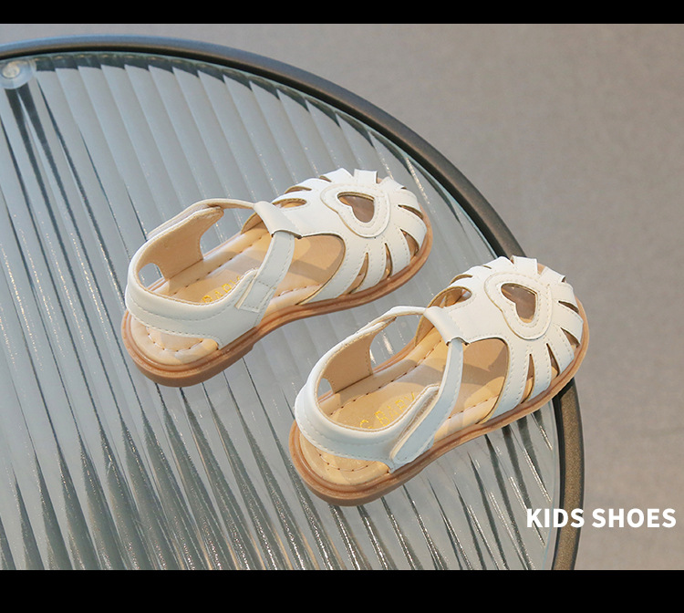 Sandali da ragazza di nuovo stile in piccola pelle traspirante scavata nella versione coreana, scarpe per bambini con suola morbida, estive_voghion.com