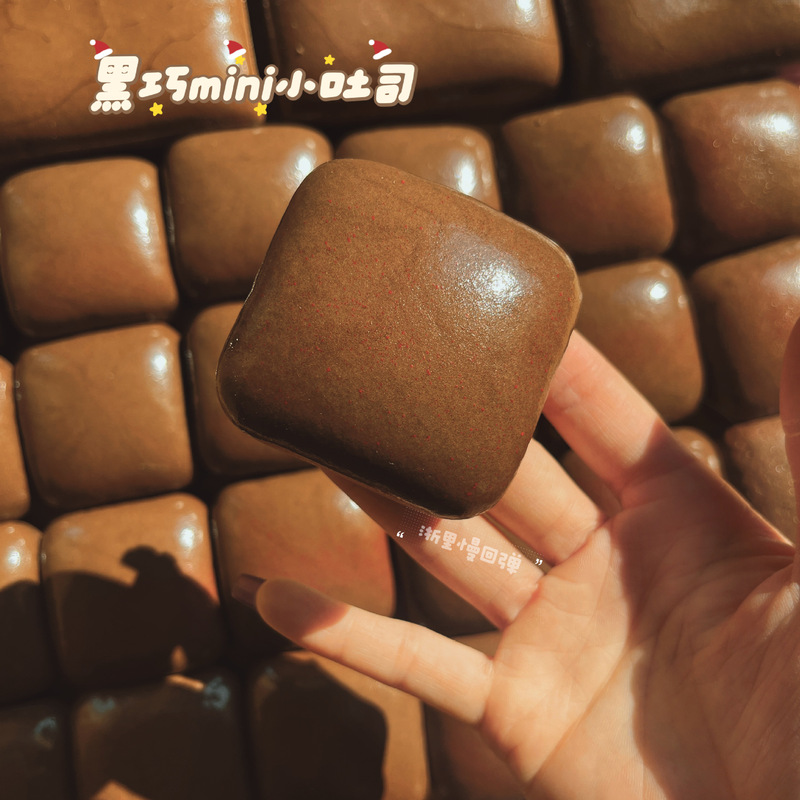 Cross-border bestseller: Crispy, slow-rebound, soft and squishy stress-relief toy, popular bread-shaped squeeze toy, blind box for stalls, soft to the touch