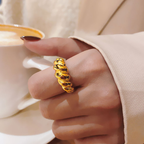 Simple titanium steel ring female croissant 18k gold niche high-end cool style ring personalized internet celebrity jewelry