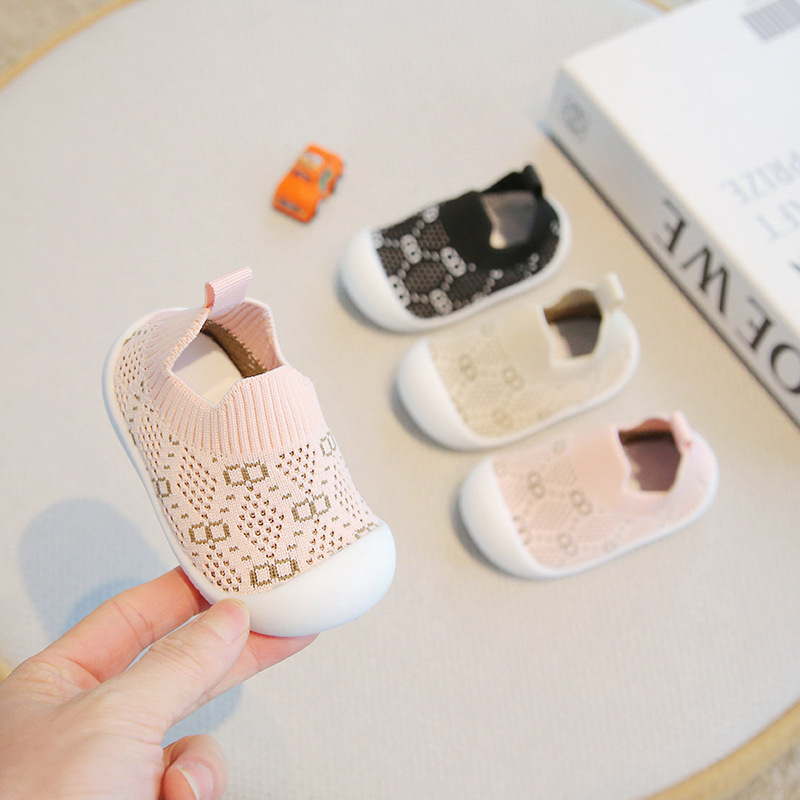 Zapatos de bebé zapatos de bebé de suela blanda zapatos deportivos antideslizantes transpirables de todo fósforo primavera y otoño nuevos zapatos de moda para niños al por mayor