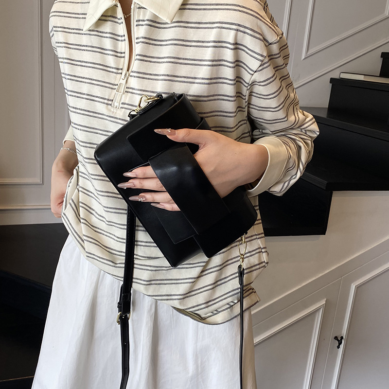 Bolso de mano retro estilo Hong Kong 2025 verano nuevo estilo bolso femenino diseño de nicho bolso de hombro moda contraste color bandolera marea