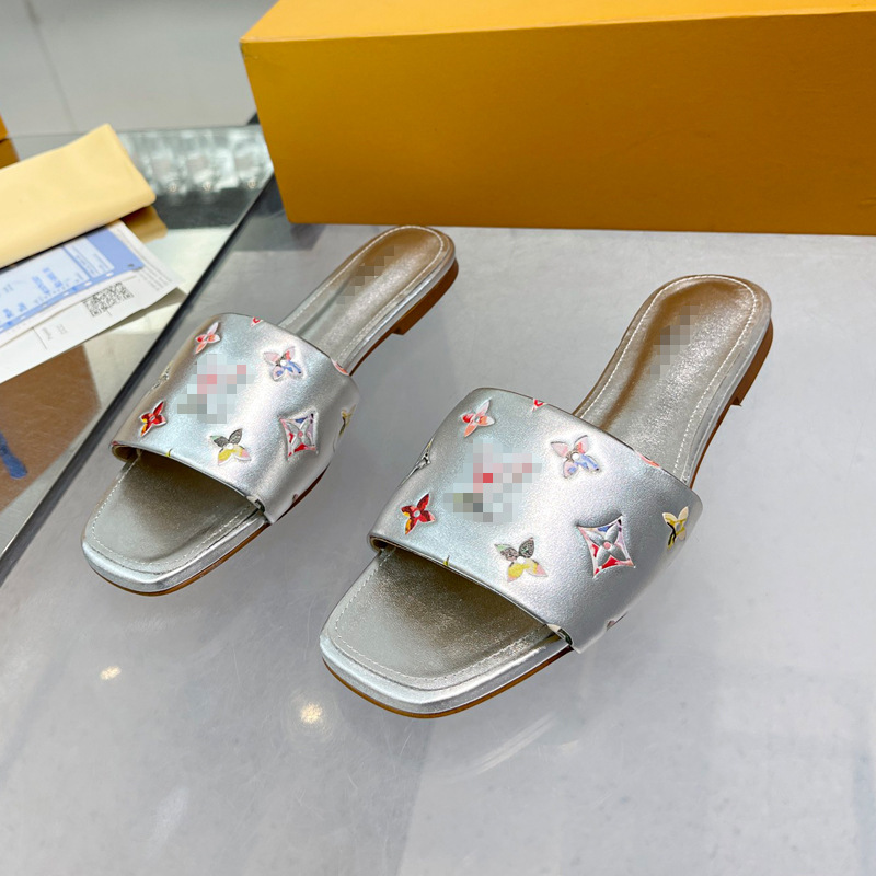 Europa y los Estados Unidos de moda sandalias casuales 2025 nuevo cuero de color sólido en relieve zapatillas de playa una zapatilla para mujeres comercio exterior