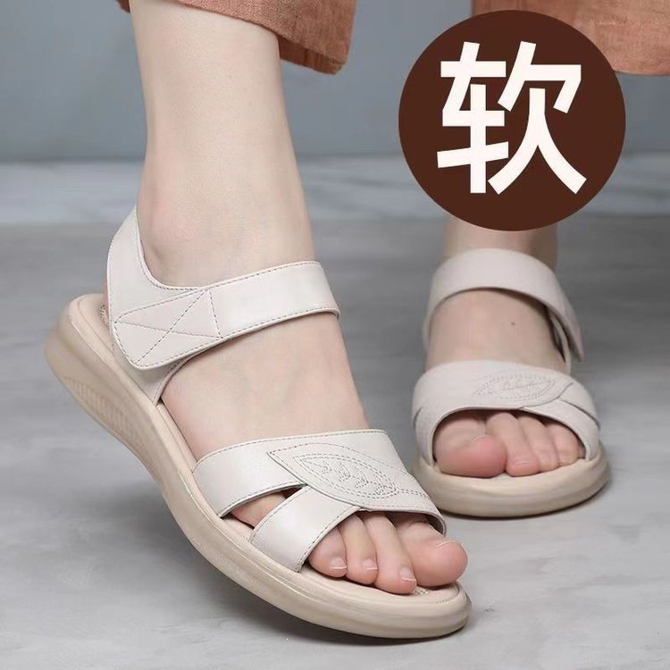 Sandalias de tendón de vaca para madres con base plana de verano nuevo estilo versátil para usar cómodas sandalias ligeras de mediana edad velcro image 1