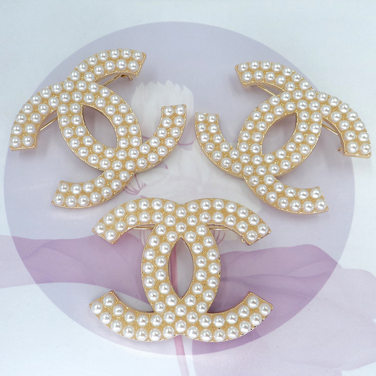 女百搭镶珍珠LOGO胸针气质女装防走光英文别针小香风毛衣饰品胸花