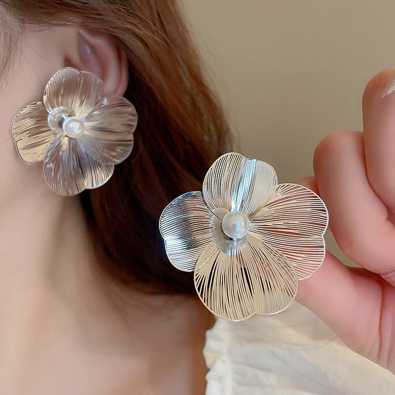Aguja de plata diamantes geométricos aretes de perlas redondos ligeros de lujo de alta calidad pernos de orejas de estilo francés temperamento femenino orejas de nicho mayorista image 58