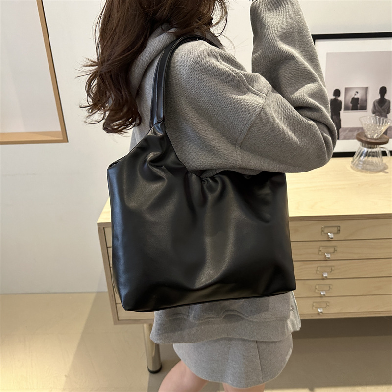 Bolso de cuero suave de nicho de estilo caliente para mujer 2024 nuevo estilo florido moda retro estilo occidental bolso de hombro para axila bolso de mensajero