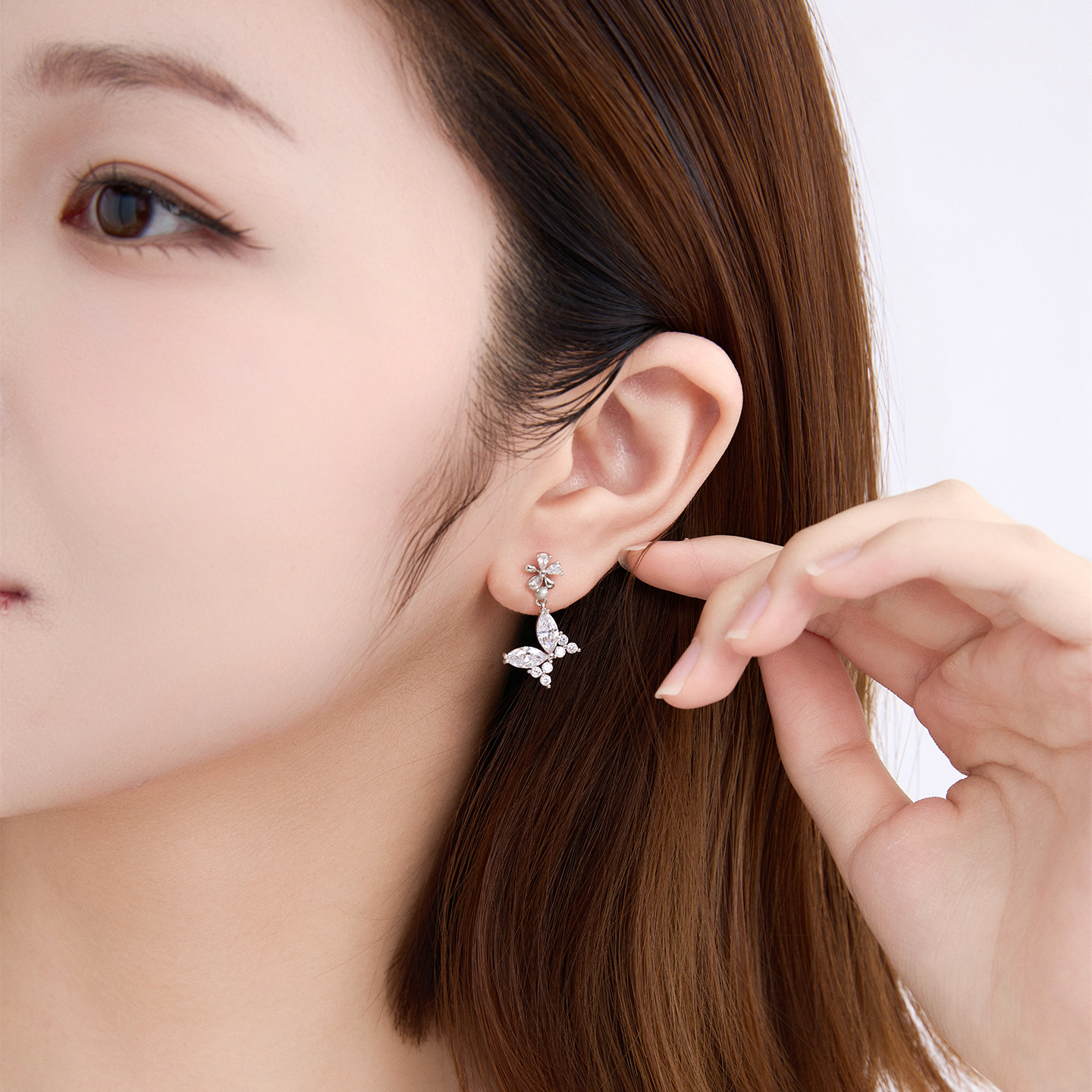 Xuping temperamento dulce aretes de mariposa flor de viento incrustados de aleación de cobre de zirconio elegante ligero lujo temperamento orejas para mujeres