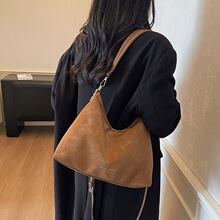 秋冬季包包女软皮通勤上班族单肩水桶包2025新款单肩休闲托特包