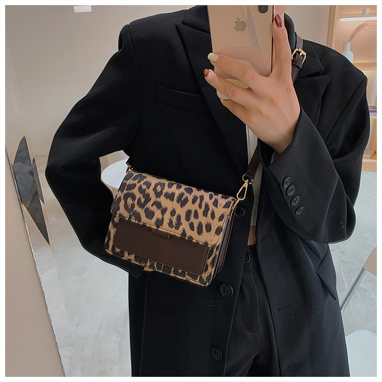 Fashion Retro Leopard Print Contrast Color Shoulder Messenger Bag Wholesale Nihaojewelry display picture 6