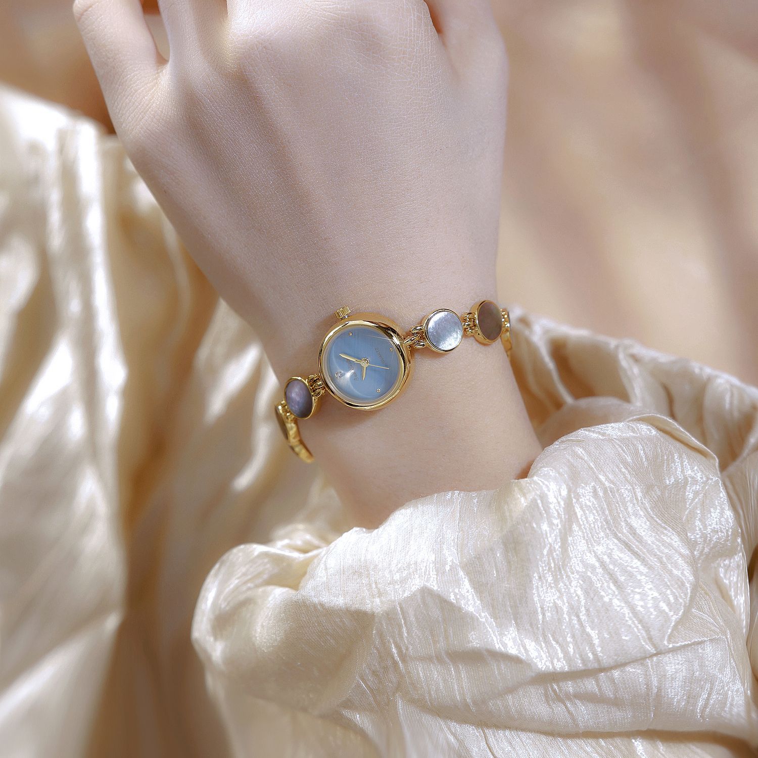 60g Weight Tempered Glass Mirror Material Fine Steel Strap Material Watch Classification Pointer Display Type Jewelry Buckle Buckle Style Round Dial Shape Holiday, Daily Occasion Quartz Movement Solid Color Pattern All Seasons Season Women's Gender Casual, Classic Style Style Casual Classic Style Solid Color Jewelry Buckle Quartz Watch 7