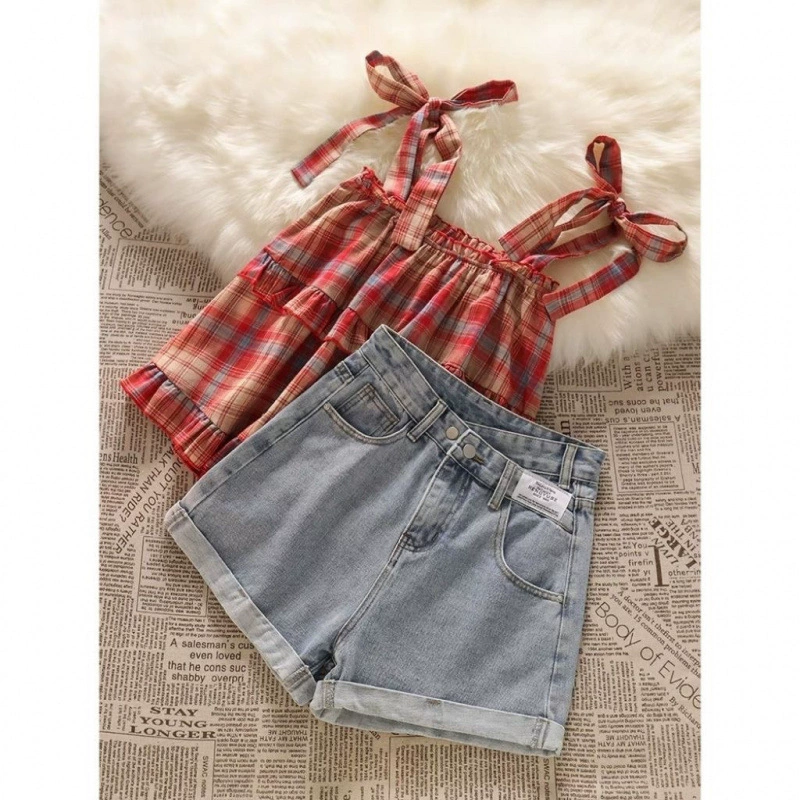 Детский летний костюм 2025 года: модный комплект из клетчатого топа без рукавов и джинсовых шорт для девочек (средний и большой размер)