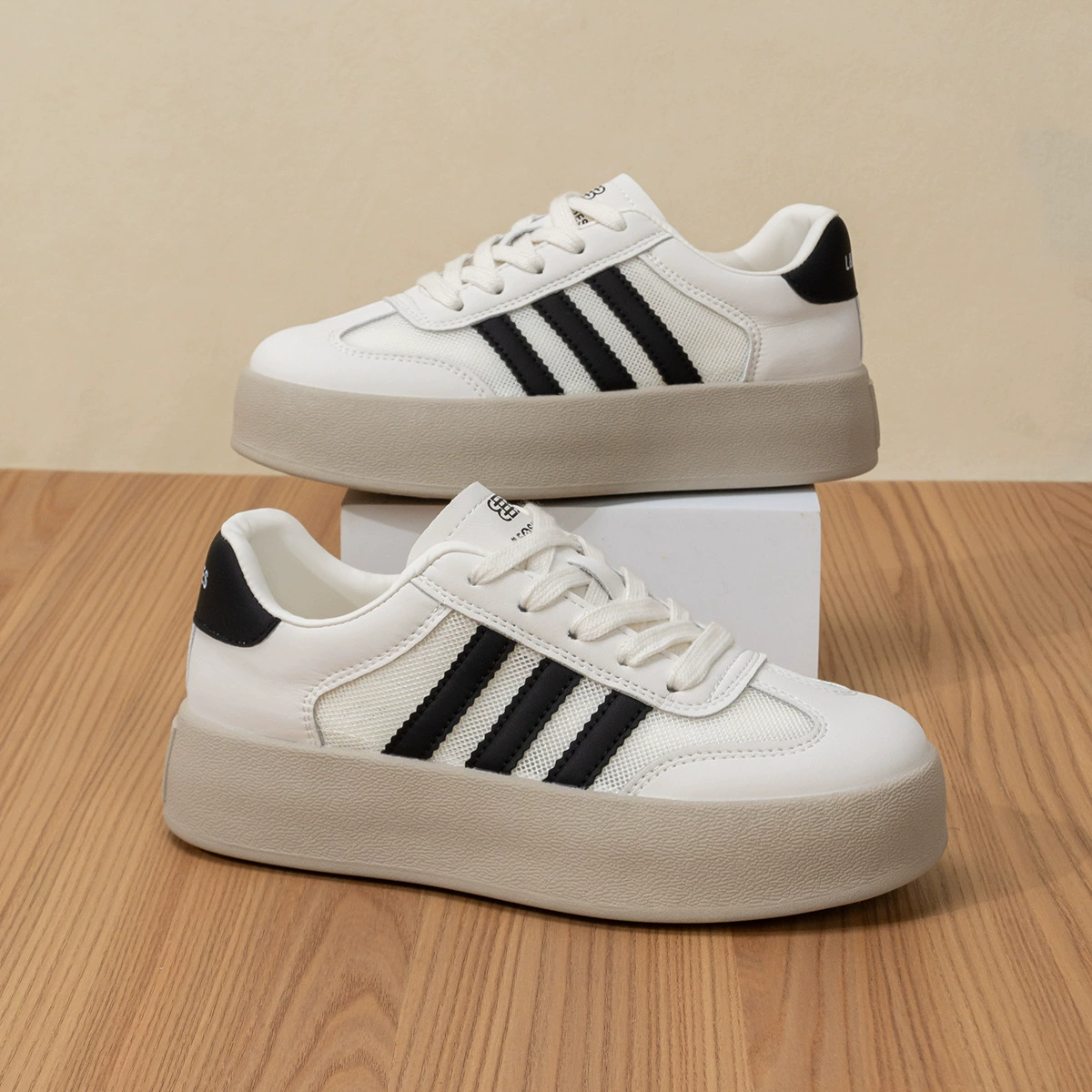 Популярные дышащие белые туфли с сеткой для женщин, весна-лето 2025, новые сетчатые туфли, универсальные легкие повседневные спортивные кроссовки на толстой подошве