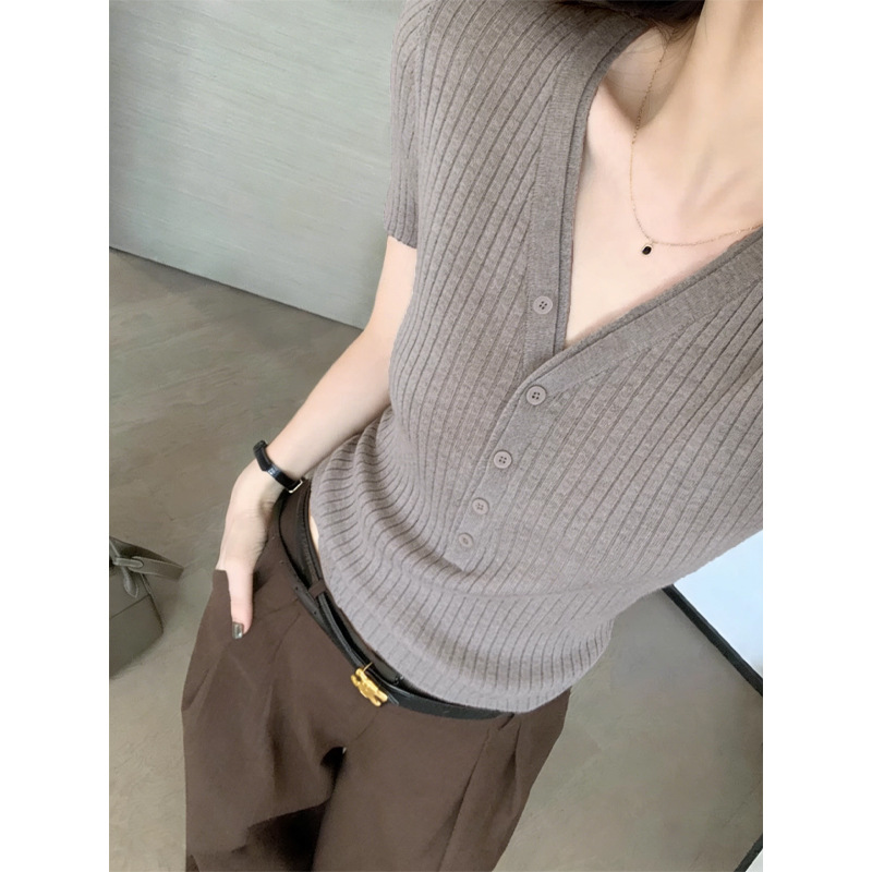 Áo thun nữ cổ V sọc kẻ phong cách Old Money, tay ngắn, dáng thẳng vai — màu đen, Xám cacbon, màu trắng, Màu yến mạch chi tiết 2