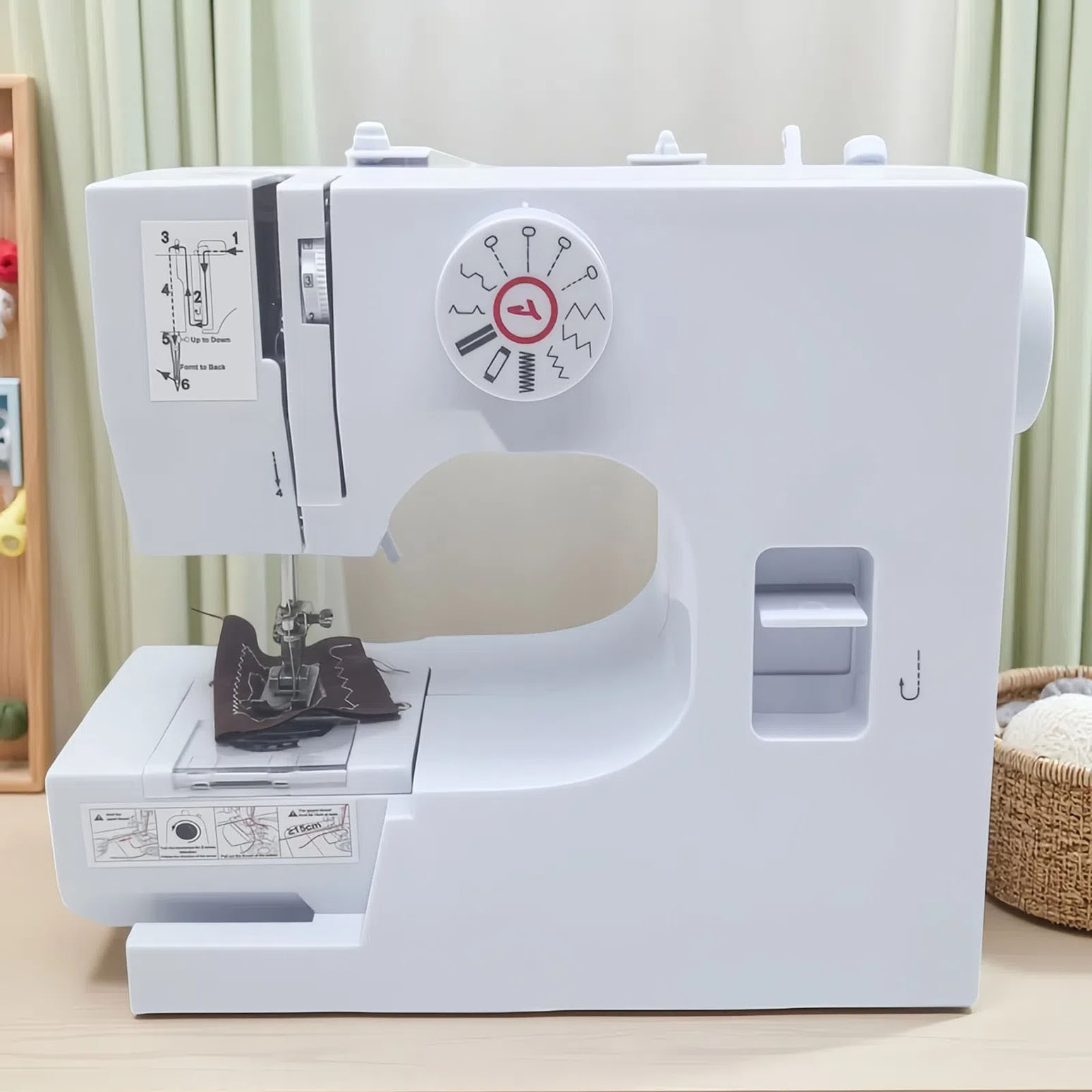 跨境新品825缝纫机家用便携式多功能迷你脚踏台式锁边电动缝纫机